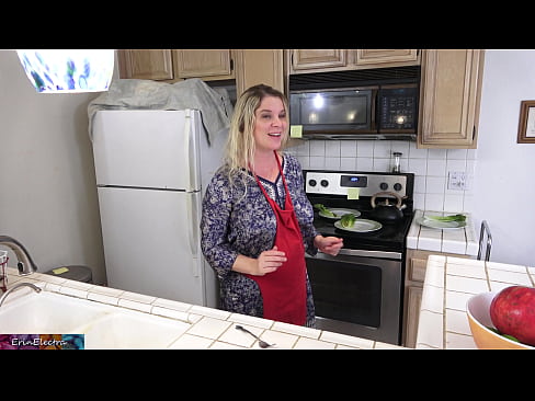 ❤️ A madrasta a ordenhá-lo na cozinha antes do seu encontro ️ Sexo vídeo em nós ☑