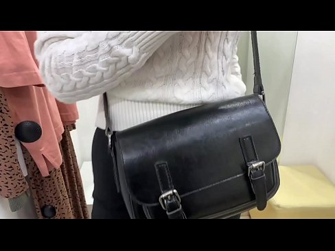 ❤️ Masturbação pública da jovem cadela FeralBerry com um dildo no provador ️ Sexo vídeo em nós ☑