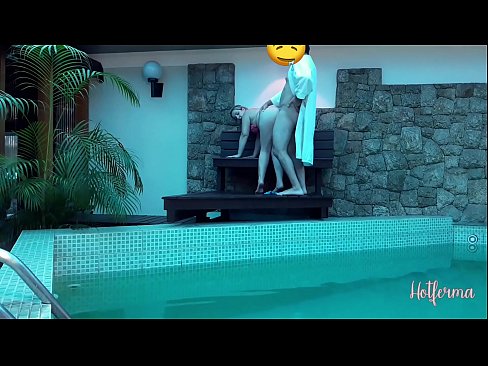 ❤️ Chefe convida criada para a piscina, mas não conseguiu resistir a um ️ Sexo vídeo em nós ☑