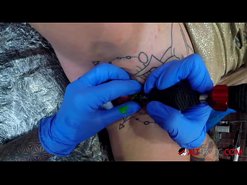 ❤️ Extremamente tatuada, a brasa Sully Savage fez uma tatuagem no seu clítoris ️ Sexo vídeo em nós ☑